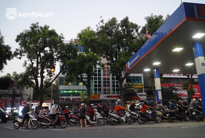 Ngay lúc này: Người dân Hà Nội rồng rắn xếp hàng dài, xách theo cả can to đi mua xăng trước tin đồn giá xăng tăng mạnh vào ngày mai - Ảnh 2.