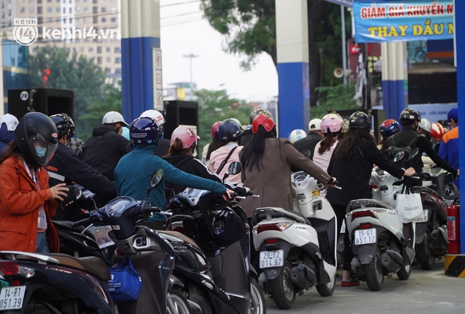 Ngay lúc này, hàng loạt cây xăng ở Hà Nội “thất thủ” vì dự đoán giá xăng tăng, người dân rồng rắn mang theo cả can đi mua - Ảnh 2. Ngay lúc này, hàng loạt cây xăng ở Hà Nội “thất thủ” vì dự đoán giá xăng tăng, người dân rồng rắn mang theo cả can đi mua - Ảnh 2.