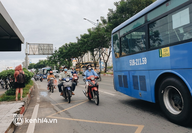 Hôm nay người Sài Gòn đã được đi xe buýt trở lại nhưng trên xe chỉ... 1, 2 người: Mấy tháng qua ở nhà buồn chán lắm, được đi làm lại là vui rồi - Ảnh 13.