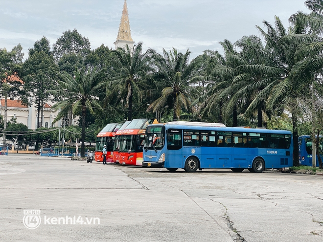 Hôm nay người Sài Gòn đã được đi xe buýt trở lại nhưng trên xe chỉ... 1, 2 người: Mấy tháng qua ở nhà buồn chán lắm, được đi làm lại là vui rồi - Ảnh 9.