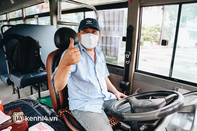 Hôm nay người Sài Gòn đã được đi xe buýt trở lại nhưng trên xe chỉ... 1, 2 người: Mấy tháng qua ở nhà buồn chán lắm, được đi làm lại là vui rồi - Ảnh 5.