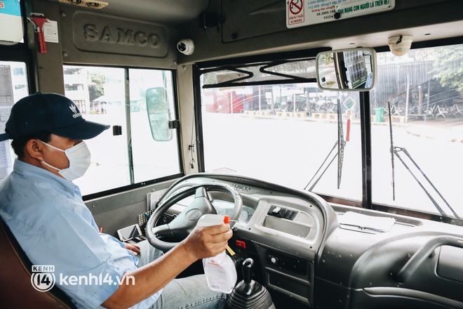 Hôm nay người Sài Gòn đã được đi xe buýt trở lại nhưng trên xe chỉ... 1, 2 người: Mấy tháng qua ở nhà buồn chán lắm, được đi làm lại là vui rồi - Ảnh 6.