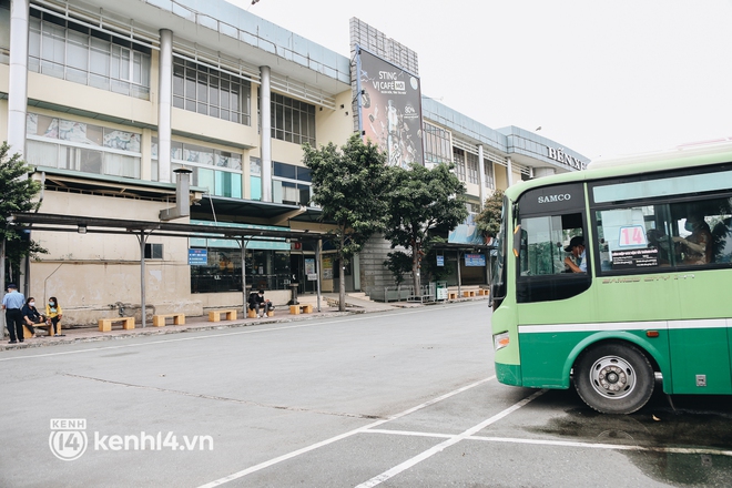 Hôm nay người Sài Gòn đã được đi xe buýt trở lại nhưng trên xe chỉ... 1, 2 người: Mấy tháng qua ở nhà buồn chán lắm, được đi làm lại là vui rồi - Ảnh 8.