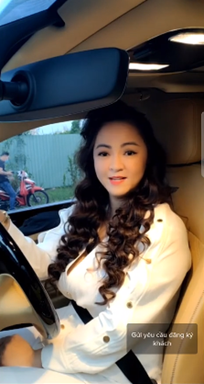Thấy các con liên tục nhắn tin "Vy Oanh kiện mẹ kìa", bà Phương Hằng đáp nhẹ: "Cô kiện thì mẹ đi hầu thôi" - Ảnh 1. Thấy các con liên tục nhắn tin "Vy Oanh kiện mẹ kìa", bà Phương Hằng đáp nhẹ: "Cô kiện thì mẹ đi hầu thôi" - Ảnh 1.