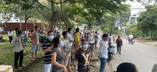 TP.HCM: Nhà chứa phụ kiện đám cưới cháy dữ dội, nhiều người ôm tài sản tháo chạy - Ảnh 4. TP.HCM: Nhà chứa phụ kiện đám cưới cháy dữ dội, nhiều người ôm tài sản tháo chạy - Ảnh 4.