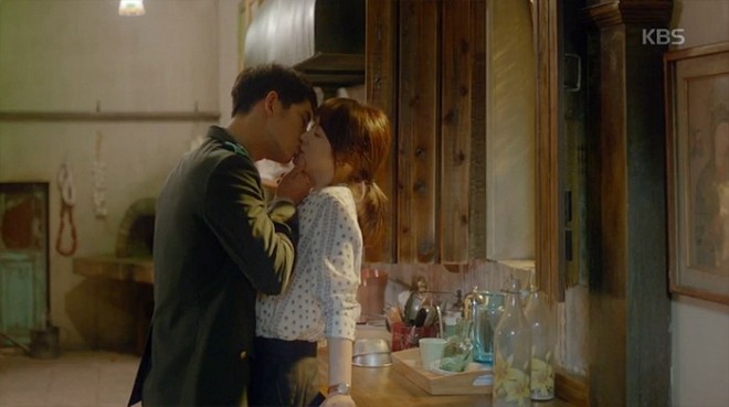 5 nụ hôn đậm mùi ẩm thực ở phim Hàn: Màn tiếp rượu của Song Hye Kyo - Song Joong Ki vẫn luôn là chân ái - Ảnh 1.