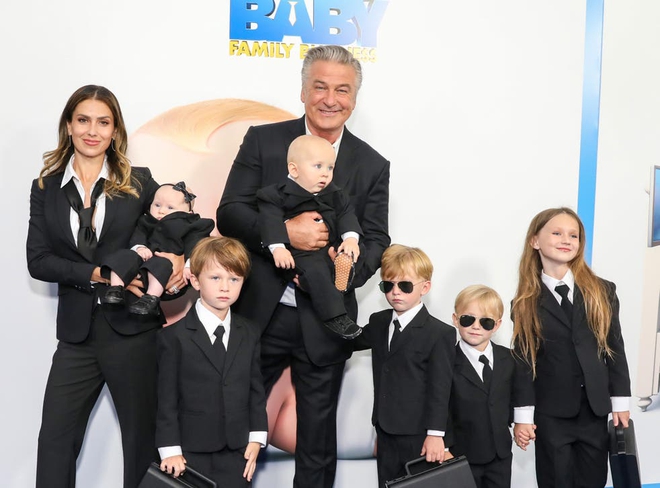 Bi kịch những đứa trẻ nhà tài tử Alec Baldwin và đạo diễn bị bắn chết: 6 chị em chuyển nhà trong đêm, bé trai 8 tuổi thất thần vì mất mẹ - Ảnh 8.