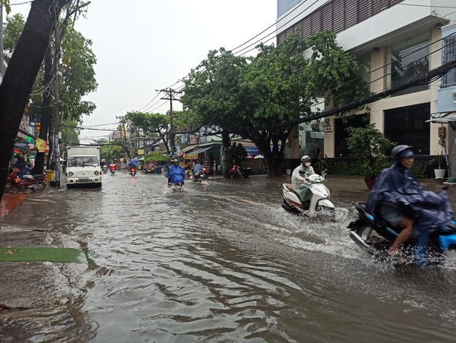 Cảnh báo chiều nay 26/10, TP.HCM mưa to và ngập sâu, cần hạn chế ra đường - Ảnh 3.