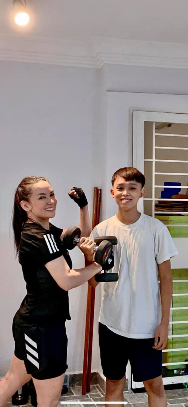 Hồ Văn Cường gây tranh cãi vì thái độ với mẹ nuôi lẫn mẹ ruột, làm sao? mà khiến cố ca sĩ Phi Nhung bức xúc đến nỗi đòi xé hình? - Ảnh 3. Hồ Văn Cường gây tranh cãi vì thái độ với mẹ nuôi lẫn mẹ ruột, làm sao? mà khiến cố ca sĩ Phi Nhung bức xúc đến nỗi đòi xé hình? - Ảnh 3.