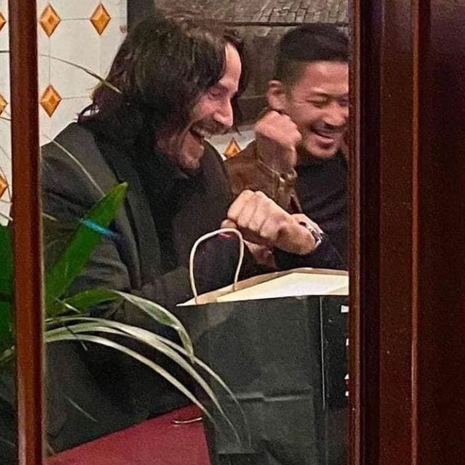 Mừng John Wick đóng máy, Keanu Reeves tặng anh em đóng thế hẳn đồng hồ Rolex 227 triệu: Sống giản dị nhưng quà chẳng hề giản đơn - Ảnh 2.