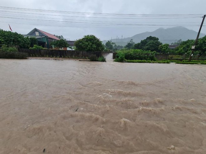 Mưa lớn khiến nhiều tuyến đường ở Hà Tĩnh ngập sâu - Ảnh 3. Mưa lớn khiến nhiều tuyến đường ở Hà Tĩnh ngập sâu - Ảnh 3.