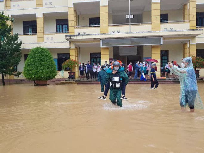 Lũ bất ngờ ập vào trường học, phải giải cứu học sinh - Ảnh 1.