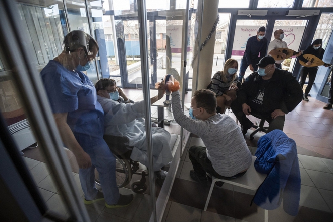 Hungary: Nhiều bệnh viện cấm hoàn toàn việc thăm khám do tình hình dịch Covid-19 xấu đi - Ảnh 1.