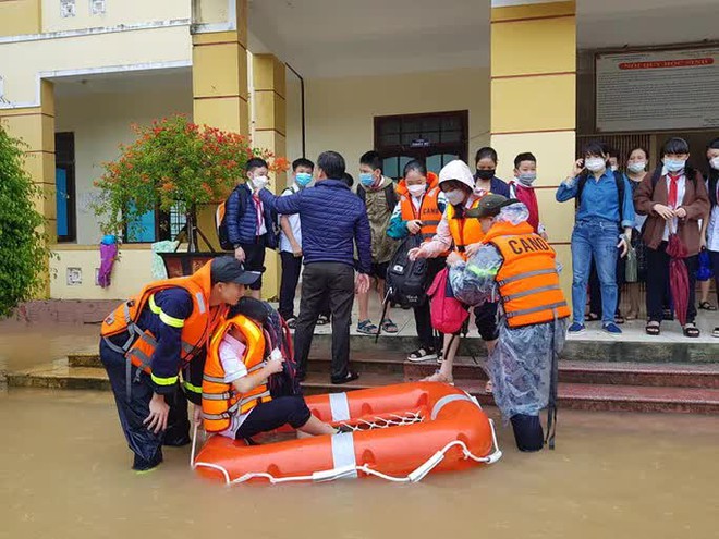 Lũ bất ngờ ập vào trường học, phải giải cứu học sinh - Ảnh 3.