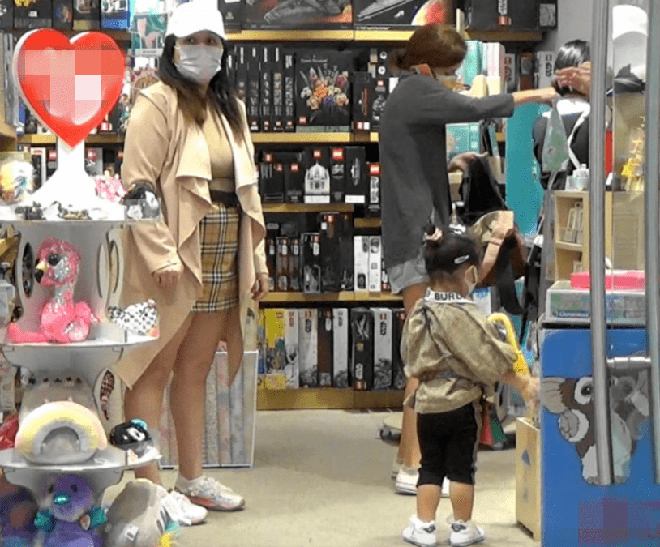 Ái nữ trùm sòng bạc Macau đưa 4 bảo mẫu đi dạo phố, spotlight đổ dồn về ái nữ 2 tuổi dát cả cây đồ hiệu đắt đỏ trên người - Ảnh 3.