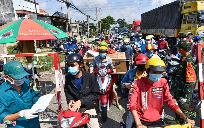 Dịch Covid-19 ngày 3/10: 500 người định thông chốt khi bị chặn lại ở Bình Dương; Chùm ca bệnh phức tạp tại BV Việt Đức, Hà Nội vẫn đối mặt với nguy cơ lây lan dịch bệnh - Ảnh 1.