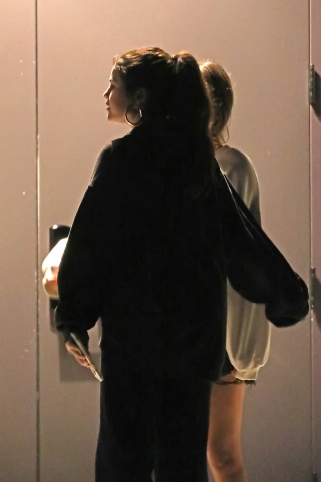 Selena Gomez lộ ảnh ôm cô gái lạ mặt, dân tình rần rần soi ra người kia chính là... bà xã Justin Bieber? - Ảnh 3.