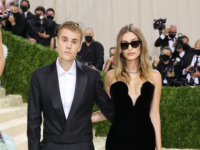 Selena Gomez lộ ảnh &ocirc;m c&ocirc; g&aacute;i lạ mặt, d&acirc;n t&igrave;nh rần rần soi ra người kia ch&iacute;nh l&agrave;... b&agrave; x&atilde; Justin Bieber? - Ảnh 7.