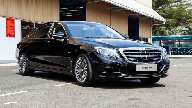 Thanh niên "20 tuổi, lên TP.HCM với 2 bàn tay trắng" khoe tự mua Mercedes C300 nhưng bị mỉa mai: Showroom hâm mộ quá nên tặng luôn Maybach à? - Ảnh 2. Thanh niên "20 tuổi, lên TP.HCM với 2 bàn tay trắng" khoe tự mua Mercedes C300 nhưng bị mỉa mai: Showroom hâm mộ quá nên tặng luôn Maybach à? - Ảnh 2.