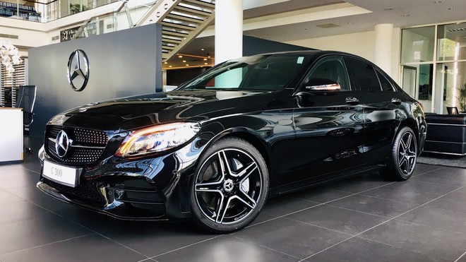 Thanh niên "20 tuổi, lên TP.HCM với 2 bàn tay trắng" khoe tự mua Mercedes C300 nhưng bị mỉa mai: Showroom hâm mộ quá nên tặng luôn Maybach à? - Ảnh 2. Thanh niên "20 tuổi, lên TP.HCM với 2 bàn tay trắng" khoe tự mua Mercedes C300 nhưng bị mỉa mai: Showroom hâm mộ quá nên tặng luôn Maybach à? - Ảnh 2.