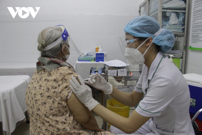 TP.HCM chuẩn bị ti&ecirc;m vaccine Covid-19 mũi 3 cho người c&oacute; nguy cơ cao - Ảnh 1.