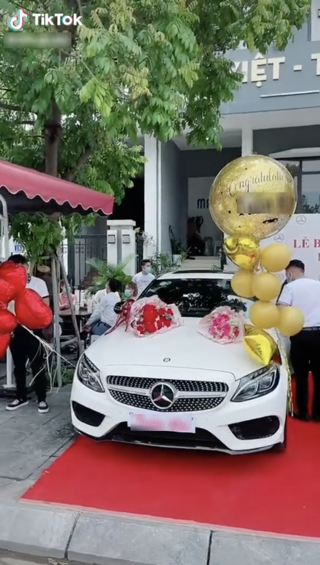 Thanh niên "20 tuổi, lên TP.HCM với 2 bàn tay trắng" khoe tự mua Mercedes C300 nhưng bị mỉa mai: Showroom hâm mộ quá nên tặng luôn Maybach à? - Ảnh 3. Thanh niên "20 tuổi, lên TP.HCM với 2 bàn tay trắng" khoe tự mua Mercedes C300 nhưng bị mỉa mai: Showroom hâm mộ quá nên tặng luôn Maybach à? - Ảnh 3.