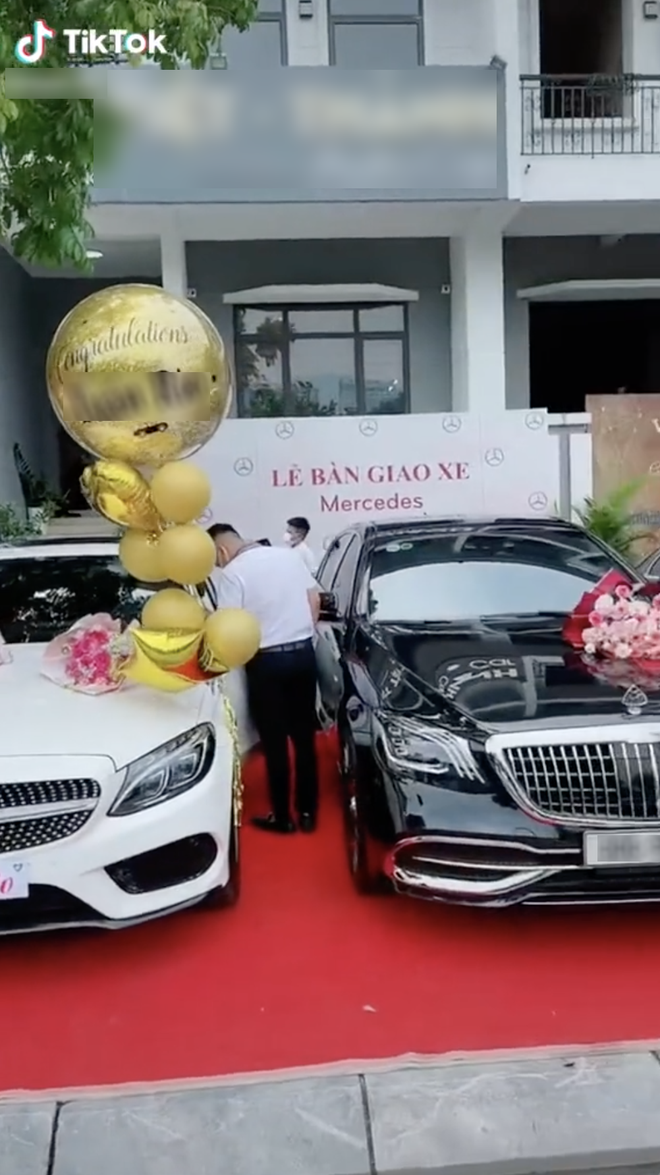 Thanh niên "20 tuổi, lên TP.HCM với 2 bàn tay trắng" khoe tự mua Mercedes C300 nhưng bị mỉa mai: Showroom hâm mộ quá nên tặng luôn Maybach à? - Ảnh 3. Thanh niên "20 tuổi, lên TP.HCM với 2 bàn tay trắng" khoe tự mua Mercedes C300 nhưng bị mỉa mai: Showroom hâm mộ quá nên tặng luôn Maybach à? - Ảnh 3.