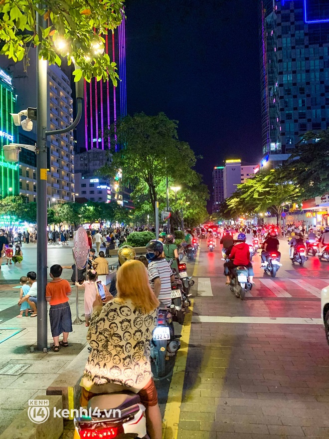 Đêm Halloween "để đời" nhất của Sài Gòn: Bùi Viện "trùm mền ngủ", phố đi bộ chật kín người, hàng quán hồi sinh đúng nghĩa - Ảnh 7.