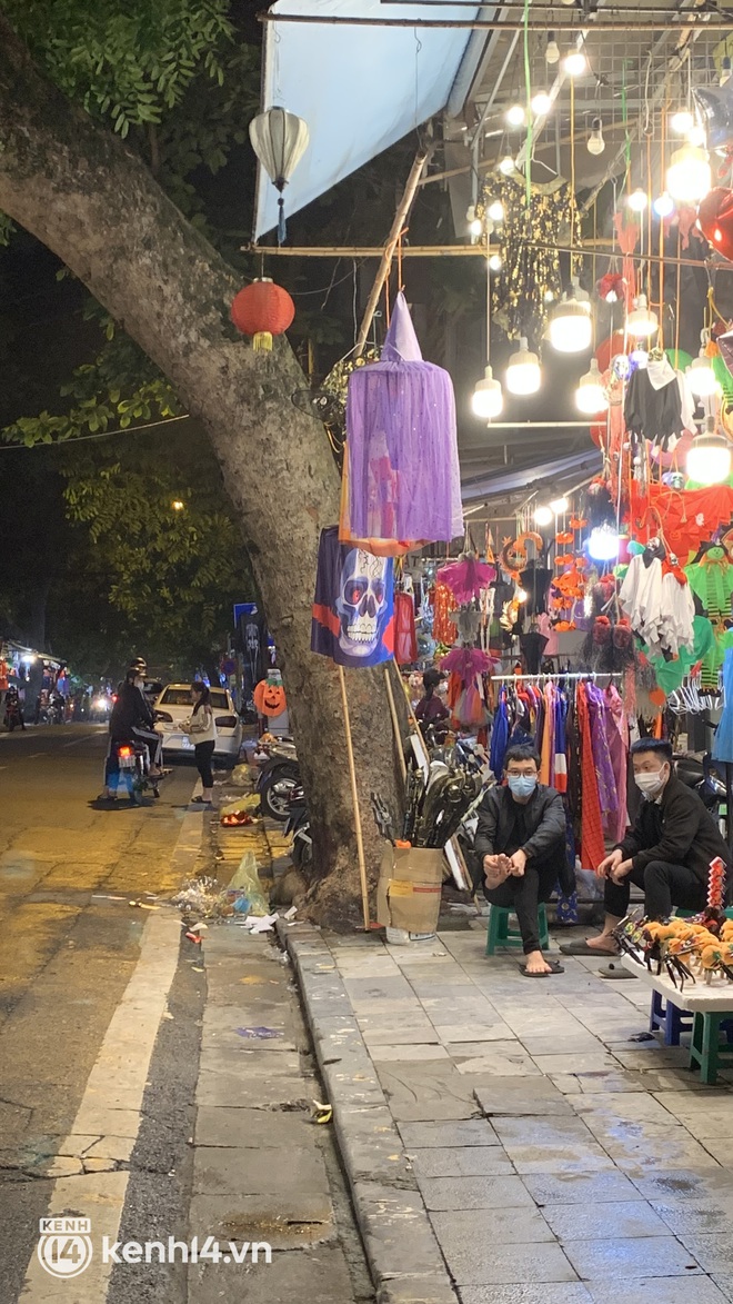 Khong khi Halloween: Ha Noi da vang con mua, Sai Gon dong nghit nhung it thay nguoi hoa trang