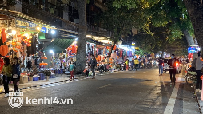 Khong khi Halloween: Ha Noi da vang con mua, Sai Gon dong nghit nhung it thay nguoi hoa trang