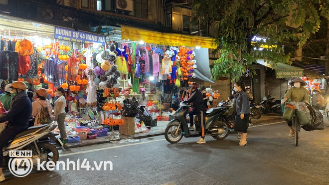 Khong khi Halloween: Ha Noi da vang con mua, Sai Gon dong nghit nhung it thay nguoi hoa trang