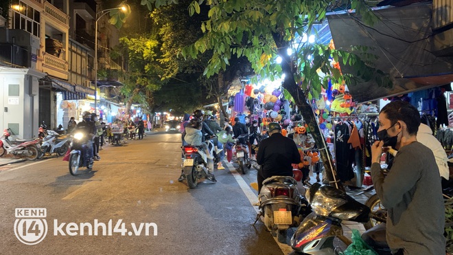 Khong khi Halloween: Ha Noi da vang con mua, Sai Gon dong nghit nhung it thay nguoi hoa trang