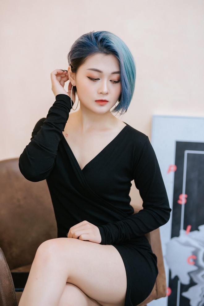 Nữ streamer Hảo Thỏ khoe chân dài 3 mét, dằn mặt hội người yêu cũ vì chê chân ngắn - Ảnh 1.