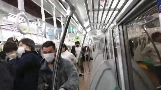 Tấn công trên tàu điện ngầm ở Nhật Bản khiến nhiều người bị thương - Ảnh 1.
