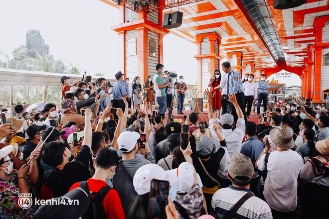 Toàn cảnh Khu du lịch Đại Nam trong ngày nữ CEO Phương Hằng xuất hiện để giao lưu, tặng sách cho khách mời - Ảnh 9. Toàn cảnh Khu du lịch Đại Nam trong ngày nữ CEO Phương Hằng xuất hiện để giao lưu, tặng sách cho khách mời - Ảnh 9.