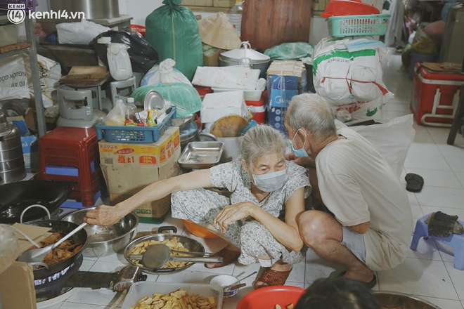 Ông bà cụ cặm cụi nấu từng suất cơm 0 đồng cho bà con nghèo ở Sài Gòn: Ngoại làm cực mà vui, ngày ngủ có 3 tiếng nhưng khỏe re - Ảnh 5.
