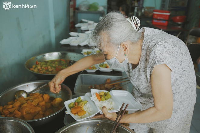 Ông bà cụ cặm cụi nấu từng suất cơm 0 đồng cho bà con nghèo ở Sài Gòn: Ngoại làm cực mà vui, ngày ngủ có 3 tiếng nhưng khỏe re - Ảnh 8.