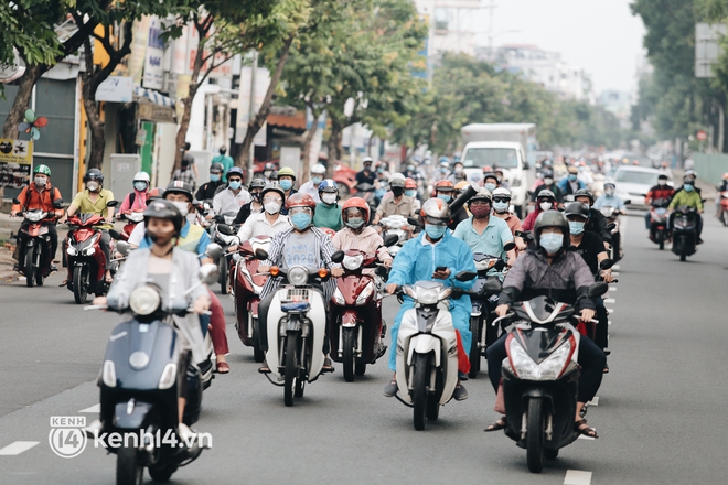 TP.HCM sáng đầu tuần sau nới lỏng giãn cách: Lâu lắm rồi mới thấy cảnh người dân chen chúc trên đường - Ảnh 2.