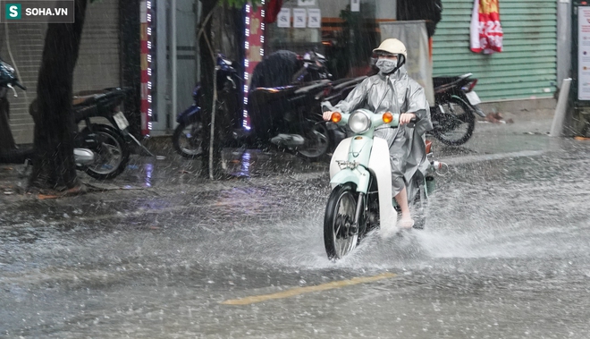 H&agrave; Nội: &Ugrave;n tắc khủng khiếp ở h&agrave;ng loạt tuyến phố sau cơn mưa cuối chiều - Ảnh 1.