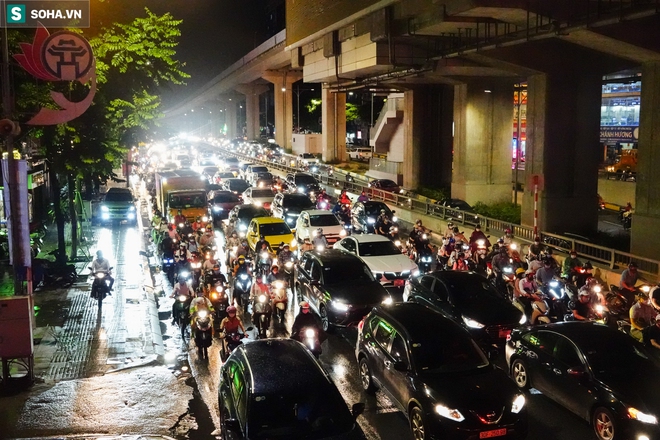 H&agrave; Nội: &Ugrave;n tắc khủng khiếp ở h&agrave;ng loạt tuyến phố sau cơn mưa cuối chiều - Ảnh 2.