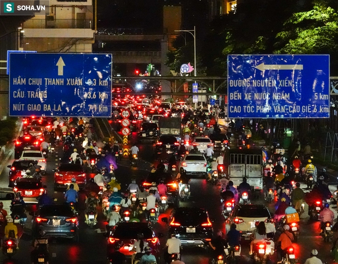 H&agrave; Nội: &Ugrave;n tắc khủng khiếp ở h&agrave;ng loạt tuyến phố sau cơn mưa cuối chiều - Ảnh 3.