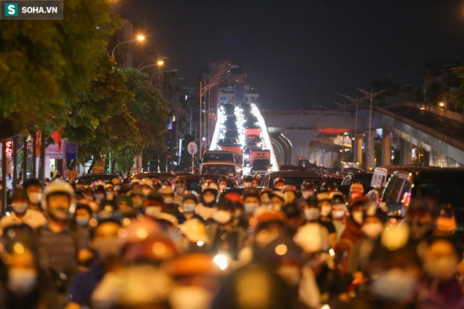 H&agrave; Nội: &Ugrave;n tắc khủng khiếp ở h&agrave;ng loạt tuyến phố sau cơn mưa cuối chiều - Ảnh 4.