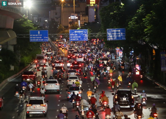 H&agrave; Nội: &Ugrave;n tắc khủng khiếp ở h&agrave;ng loạt tuyến phố sau cơn mưa cuối chiều - Ảnh 5.