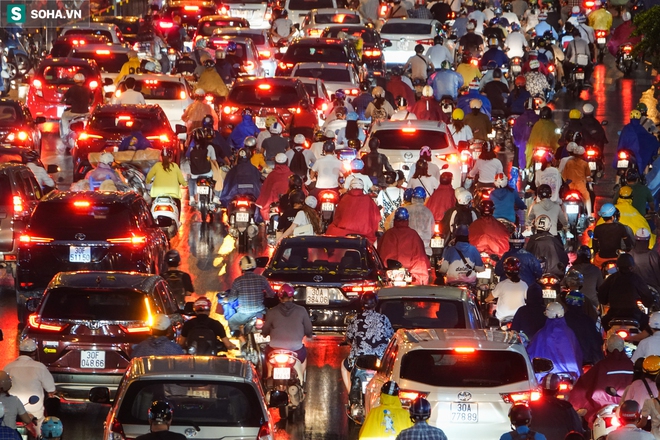 H&agrave; Nội: &Ugrave;n tắc khủng khiếp ở h&agrave;ng loạt tuyến phố sau cơn mưa cuối chiều - Ảnh 6.
