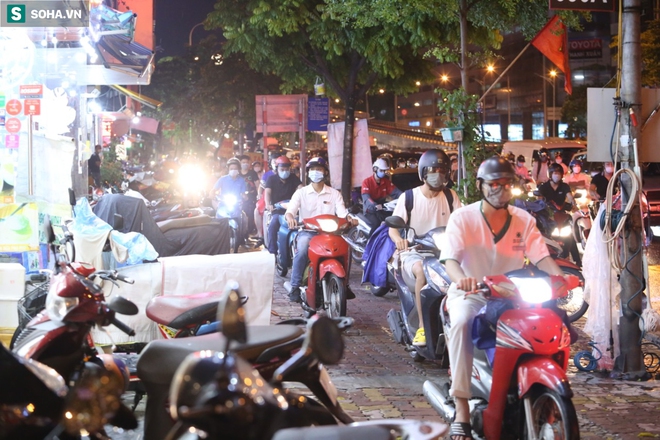 H&agrave; Nội: &Ugrave;n tắc khủng khiếp ở h&agrave;ng loạt tuyến phố sau cơn mưa cuối chiều - Ảnh 8.