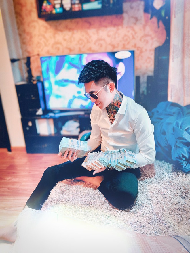 "Hoàng Tử Gió" từng tham gia sàn tài chính 4.0, thường xuyên khoe tiền bạc và xe cộ để "lùa gà" - Ảnh 4. "Hoàng Tử Gió" từng tham gia sàn tài chính 4.0, thường xuyên khoe tiền bạc và xe cộ để "lùa gà" - Ảnh 4.