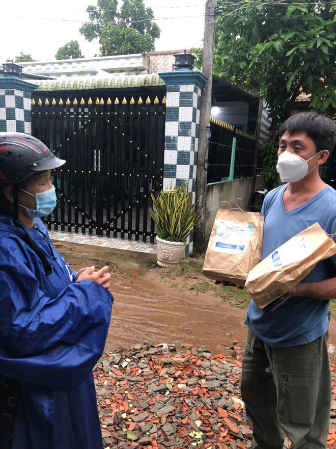 Trải l&ograve;ng của c&aacute;c t&igrave;nh nguyện vi&ecirc;n khi tham gia chương tr&igrave;nh ph&aacute;t 1.500 t&uacute;i thuốc F0 kh&ocirc;ng c&ocirc; đơn - Ảnh 1.