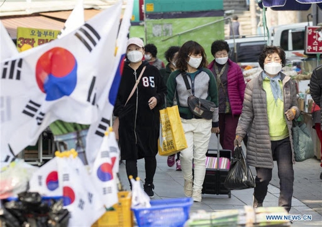 Ca nhiễm mới tăng, Hàn Quốc xem xét phát hành thẻ thông hành vaccine - Ảnh 1.