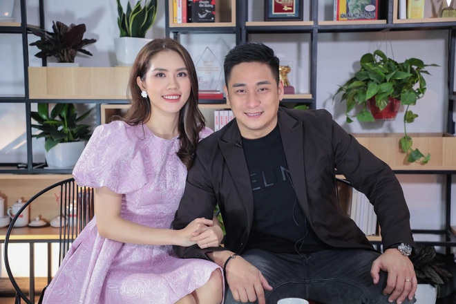 Tranh c&atilde;i chuyện vợ k&eacute;m 13 tuổi của Minh Tiệp phải dậy từ 5 giờ s&aacute;ng để b&oacute;p ch&acirc;n cho mẹ chồng - Ảnh 2.