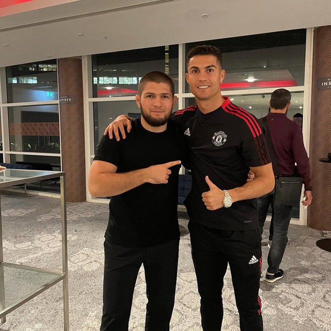 Ronaldo chạm mặt cực căng, đòi quật ngã võ sĩ huyền thoại Khabib - Ảnh 3.